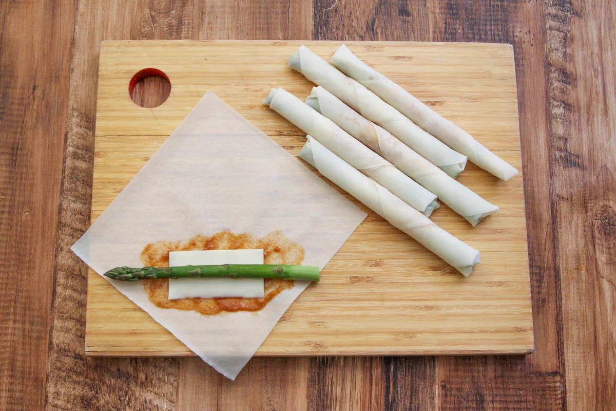 食べる手が止まらない！アスパラを巻くだけでできるお手軽春巻き。