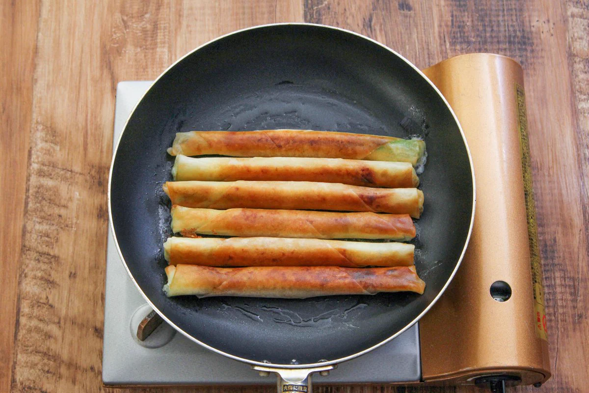 食べる手が止まらない！アスパラを巻くだけでできるお手軽春巻き。