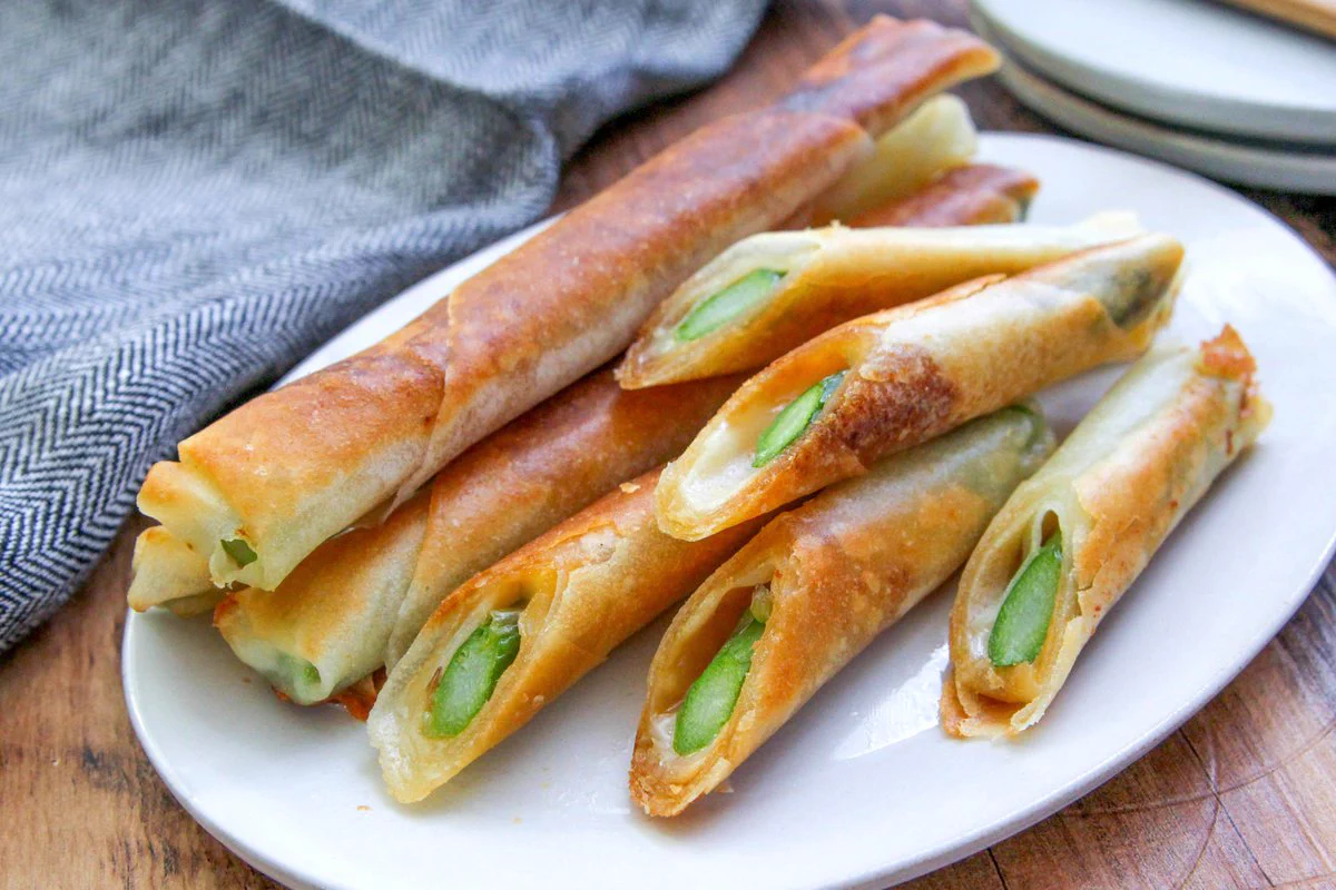 食べる手が止まらない！アスパラを巻くだけでできるお手軽春巻き。