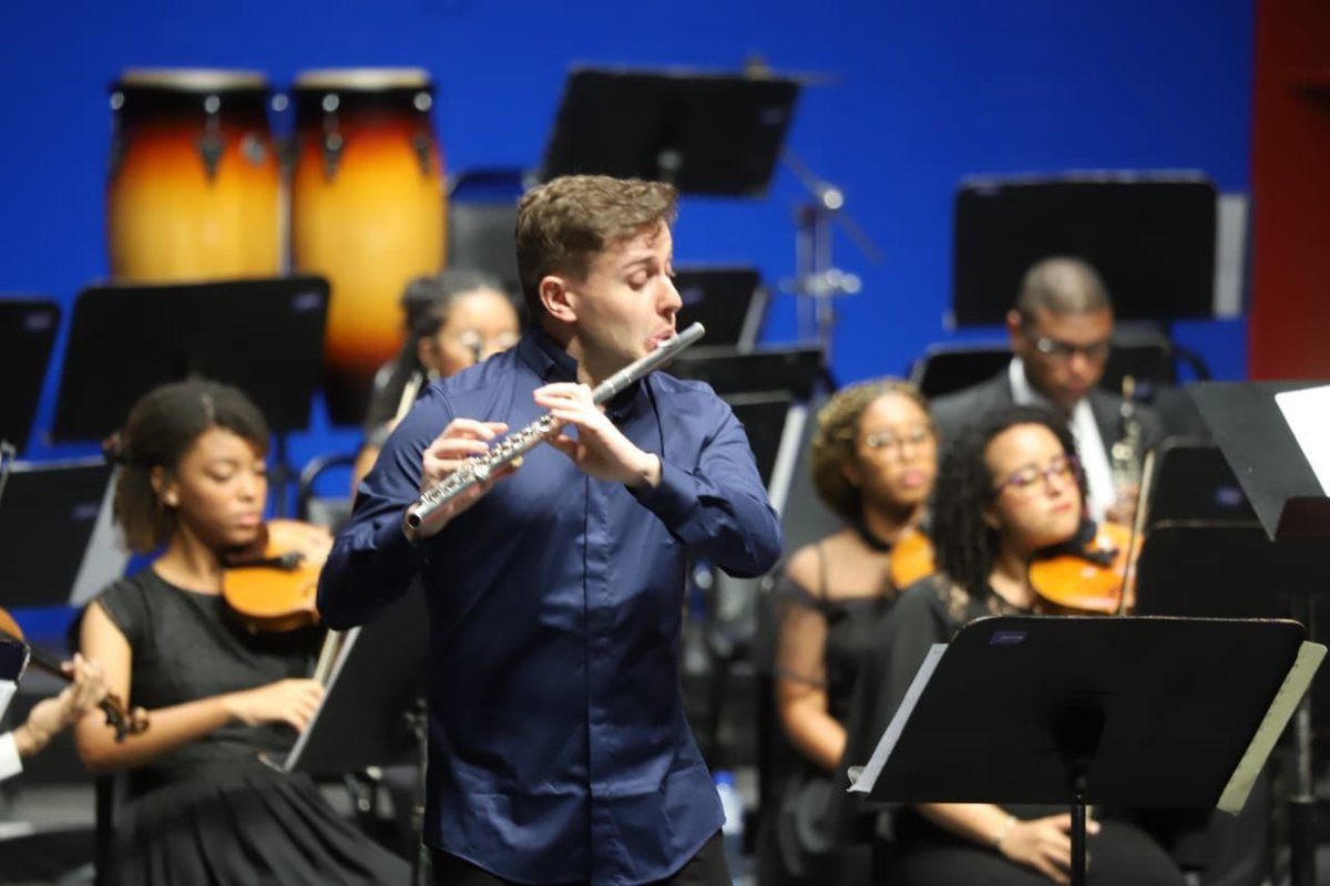 EmbUEenRepDom's tweet photo. Concierto „Unidos por la Paz“ para celebrar el día de Europa🇪🇺🇪🇺 tres gran talentos jóvenes europeos acompañados por el fantástico orchestra juvenil de la  🇩🇴 https://t.co/BsswoBPtWO