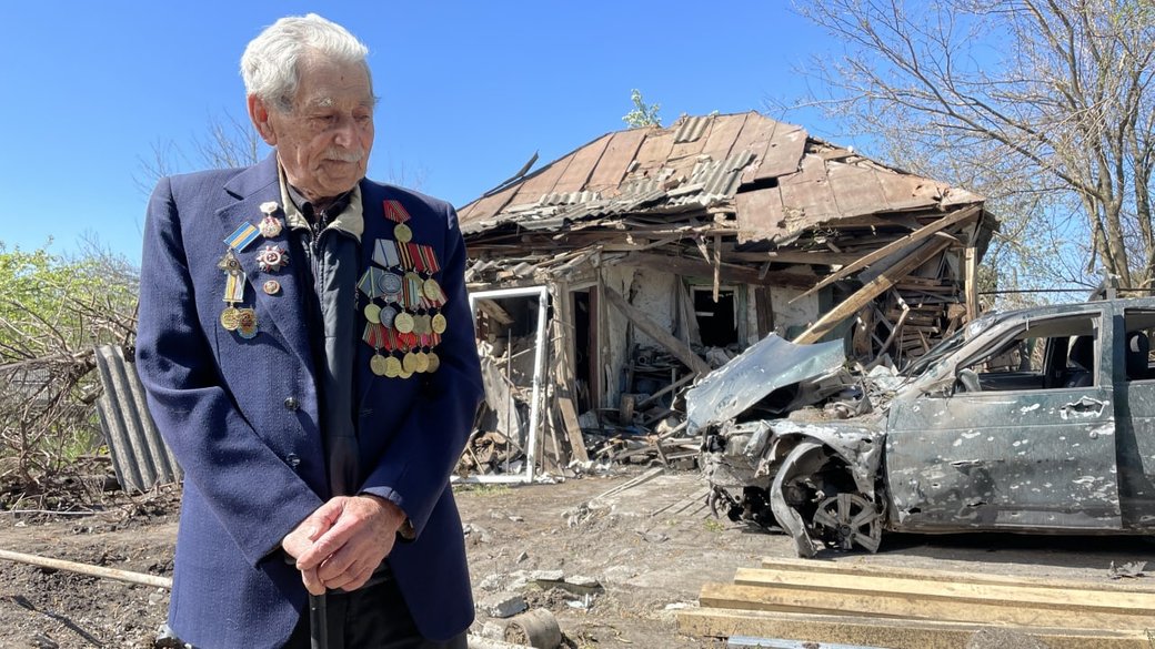 adagamov's tweet photo. 🇺🇦 97-летний ветеран Второй мировой Иван Лысун из поселка Золочев Харьковской области стоит у своего дома, который 4 мая разрушила российская артиллерия. Лысун попал на фронт в 18 лет. В боях дошел до Германии. Говорит, сейчас опять бы взялся за оружие, чтобы защищать Украину. https://t.co/AcuOXDQx7a