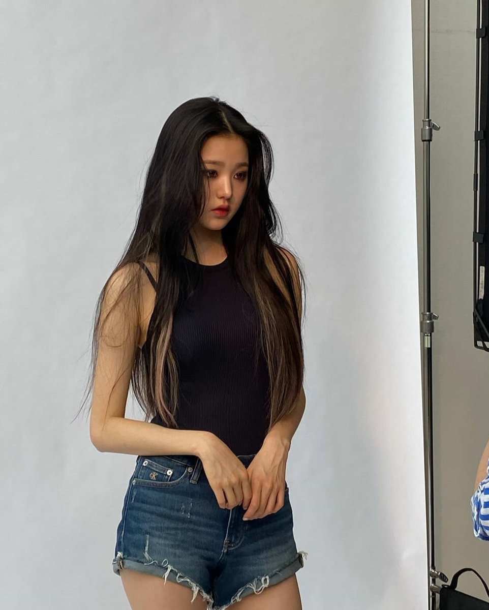 0403FEED's tweet photo. this wonyoung with that yujin 🖤 https://t.co/T6onvlXhFf