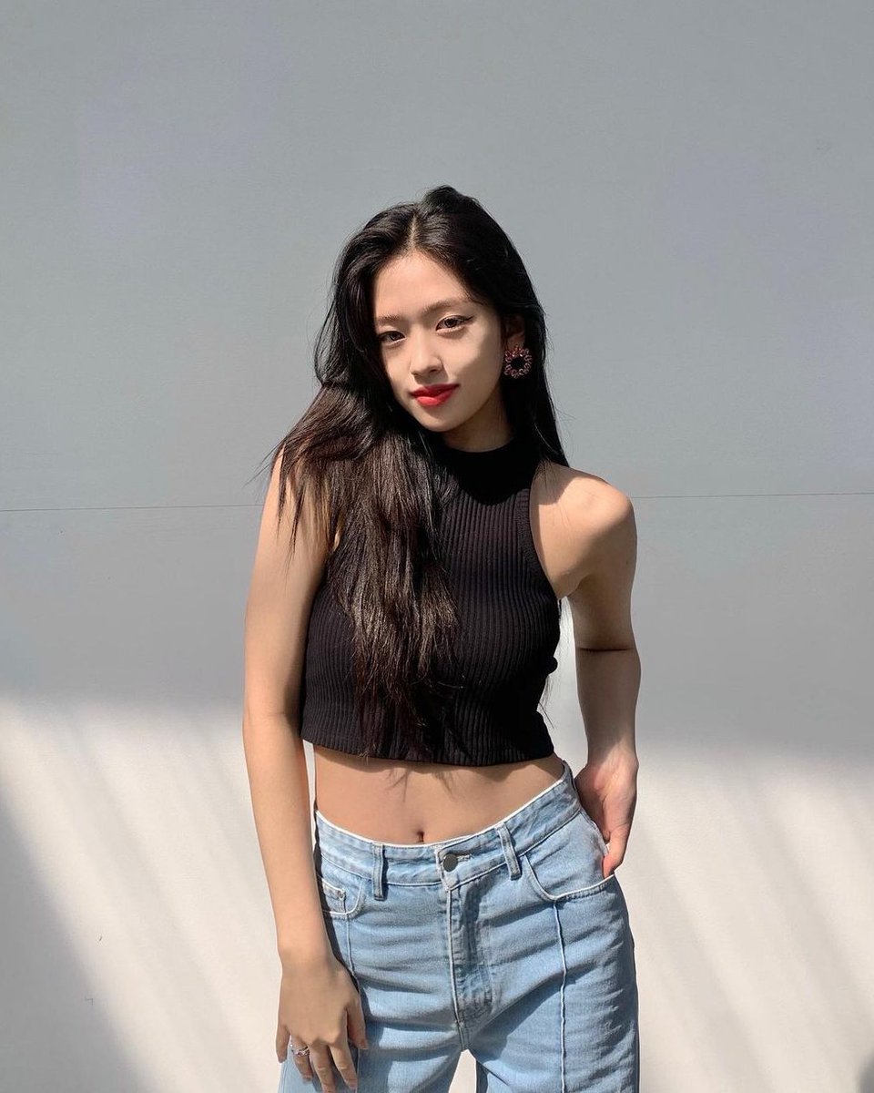 0403FEED's tweet photo. this wonyoung with that yujin 🖤 https://t.co/T6onvlXhFf