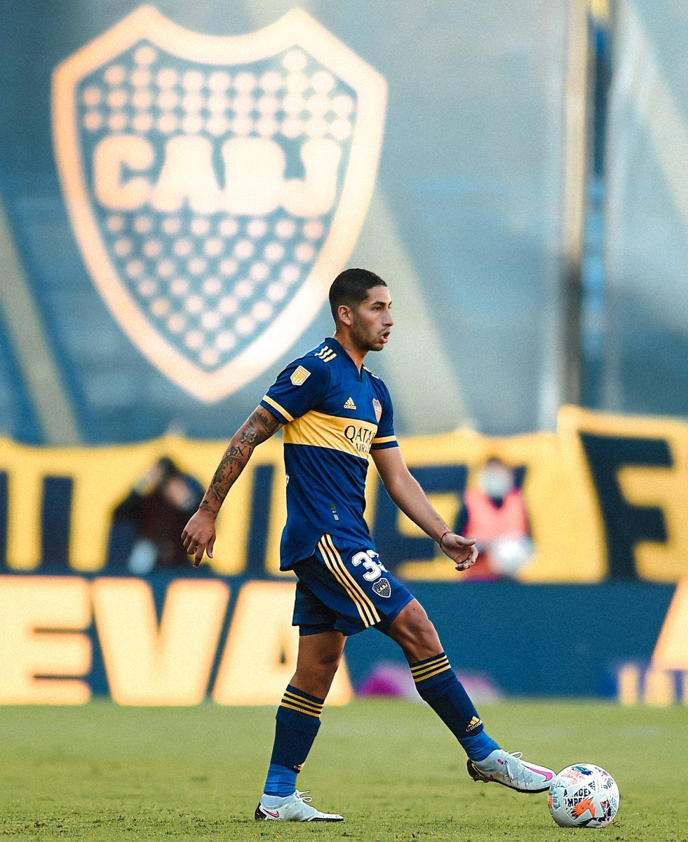 A la pelota se juega como Alan Varela 🎩⚽️