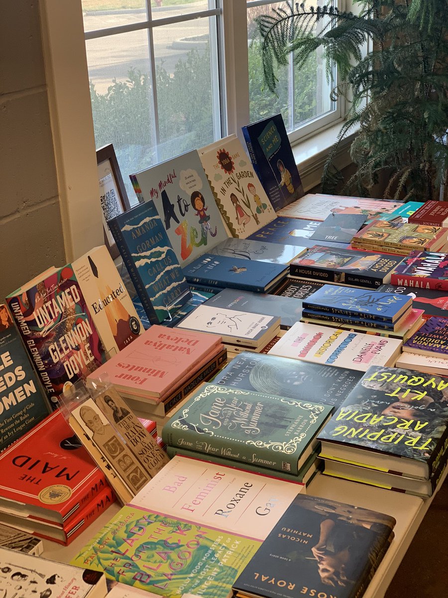 thisroomislit's tweet photo. April recap. Books, books, and more books. https://t.co/5E1pTLi84t