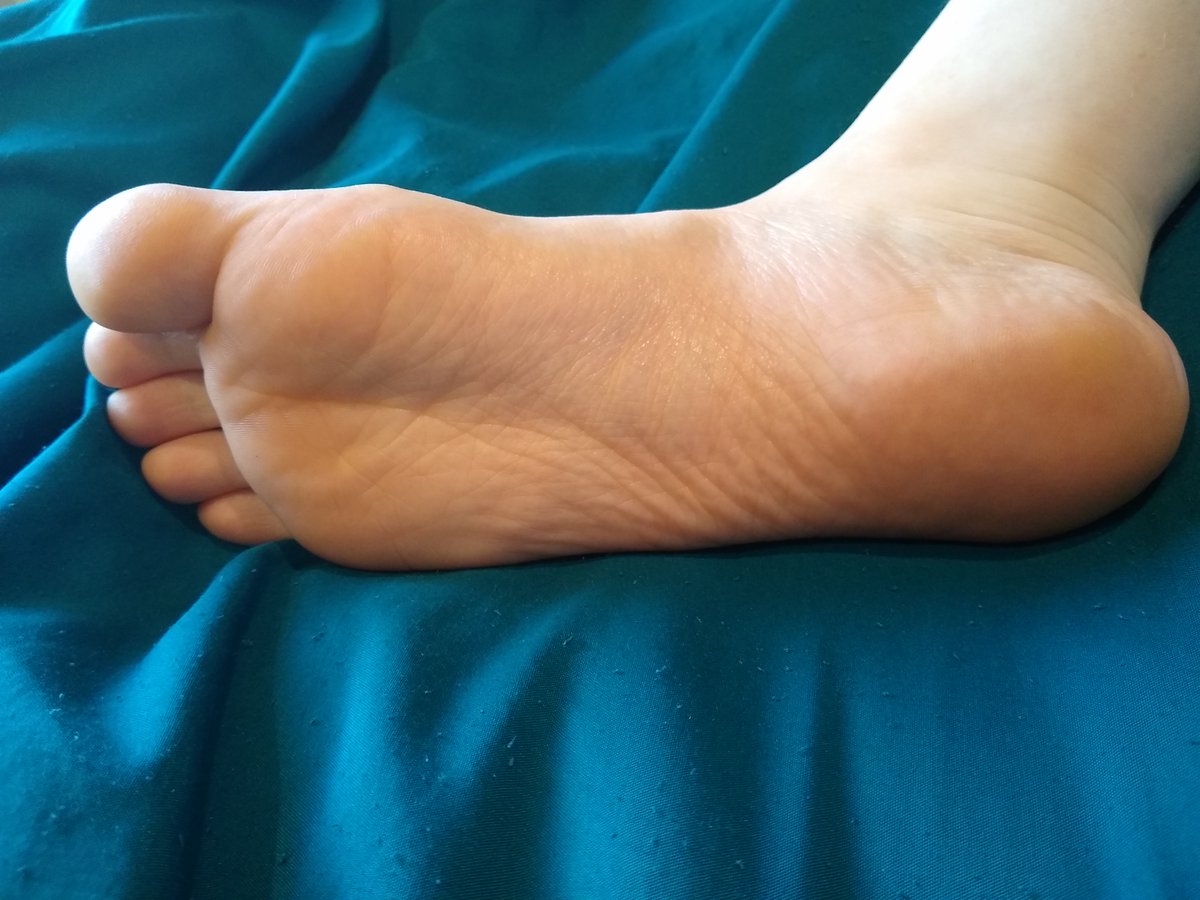 feeteaser_of's tweet photo. I'd love a kiss 😘

#feet #feetpics #soles #onlyfans #cutefeet https://t.co/BMtDS3Sx0b
