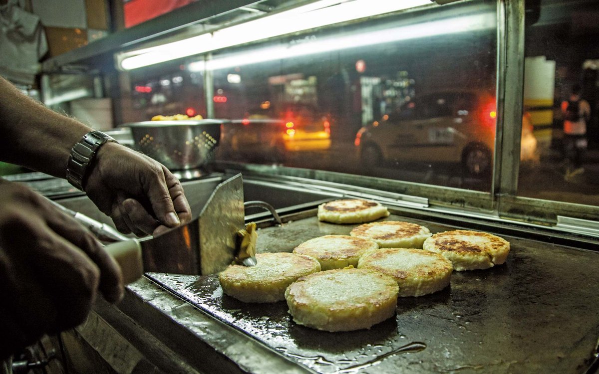 UniversoCentro's tweet photo. #ArchivoRestauradoUC |  La gente sigue normal, comiendo y conversando. Ahora estoy a solas con mi arepa. No hay nadie que me pida. Pagamos y nos vamos.

A uno a veces se le quitan las ganas
Luis Miguel Rivas 
#UC07 - 2009

 👉🏻 https://t.co/yCWUXosaGK https://t.co/hJYSjPT0ID