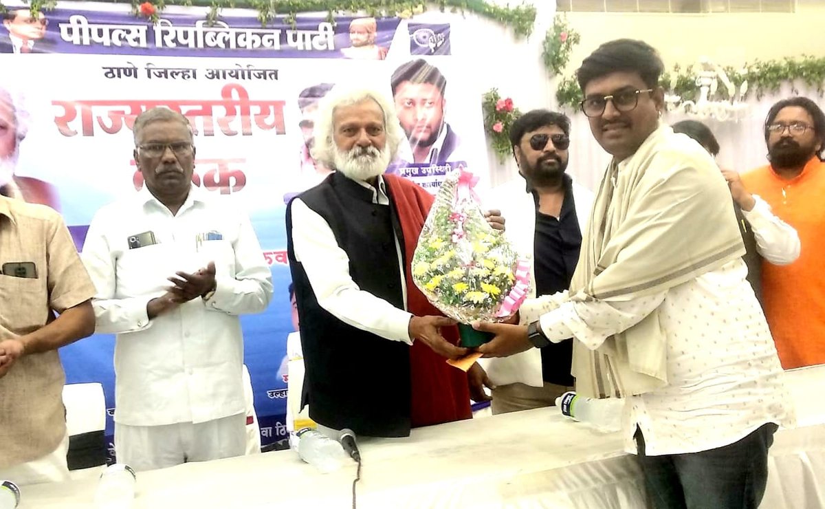 Clap_Creations's tweet photo. प्रा. जोगेंद्र कवाडे सर, यांच्या हस्ते Documentary Director म्हणून सत्कार करण्यात आला. 🎬🎬 

लाँगमार्च प्रणेते, पिपल्स रिपब्लिकन पार्टी राष्ट्रीय अध्यक्ष , प्रा. जोगेंद्र कवाडे सर. यांच्या संघर्षमय जिवनगाथेवर आधारित माहिती पट....।। संघर्ष नायक ।।

दिग्दर्शन : विनोद शिंदे https://t.co/WZlqx5ugLA
