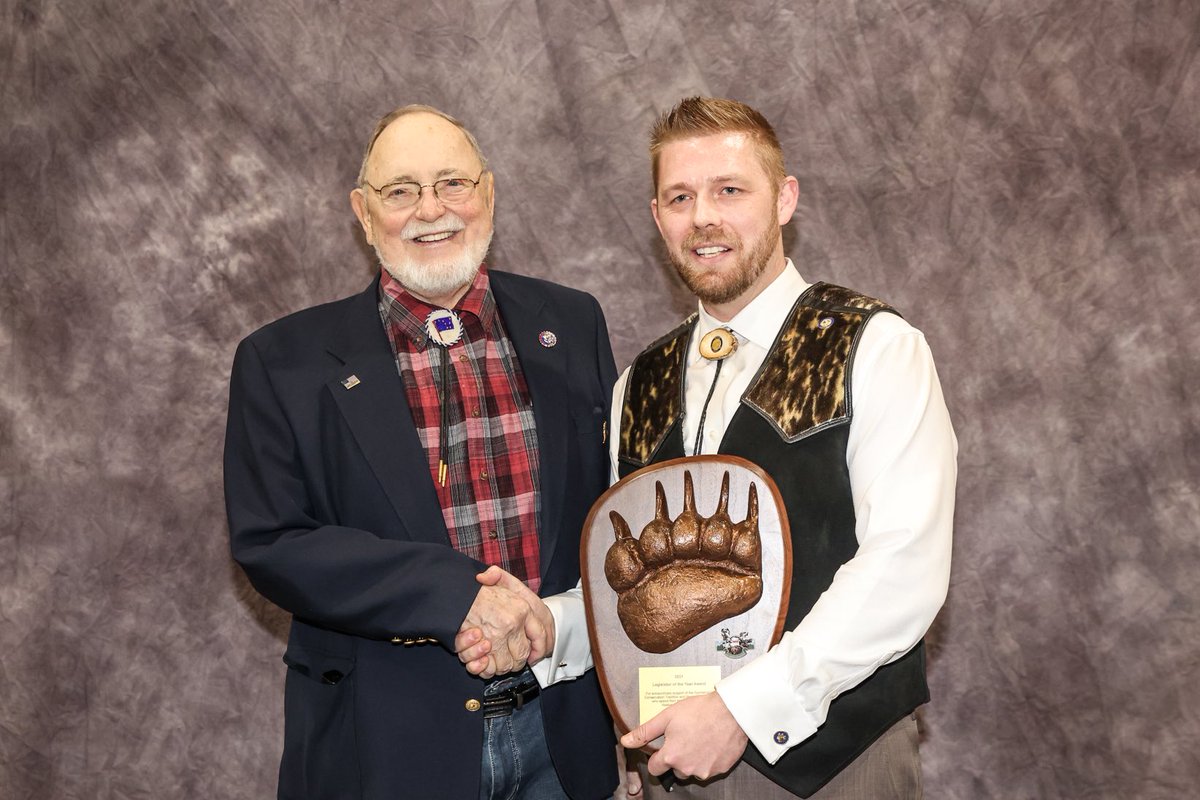 I was honored to receive the ⁦<a href="/AK_SCI/">Alaska SCI</a>⁩  legislator of the year award from my friend and mentor Don Young. I’ve fought in the army and I’ve fought federal overreach back home. If you send me to Congress I will win the battles we can’t afford to lose. #akelect