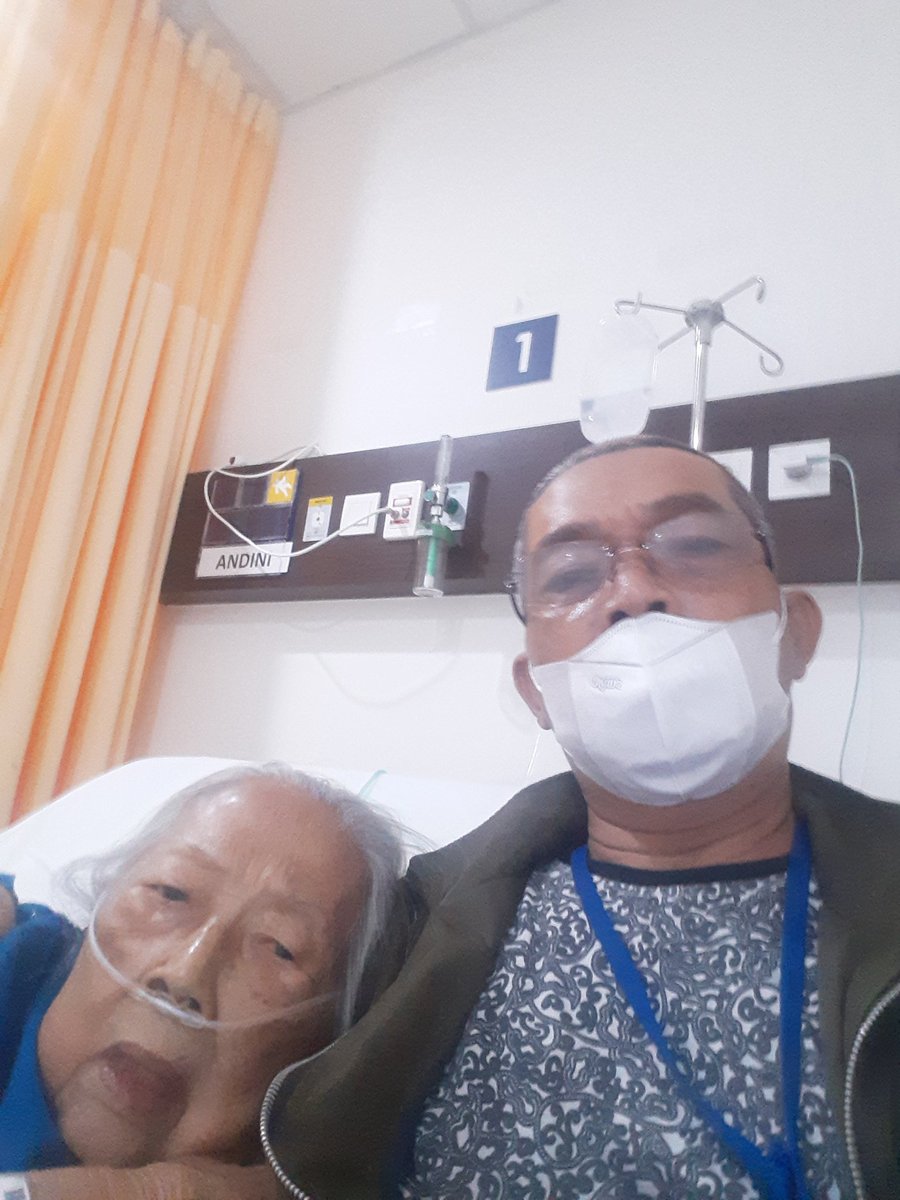 Tepat hari ini 52 tahun lalu...aku berada disamping ibu....dan hari ini aku kembali berada disamping ibu ....cepat sehat ibu....