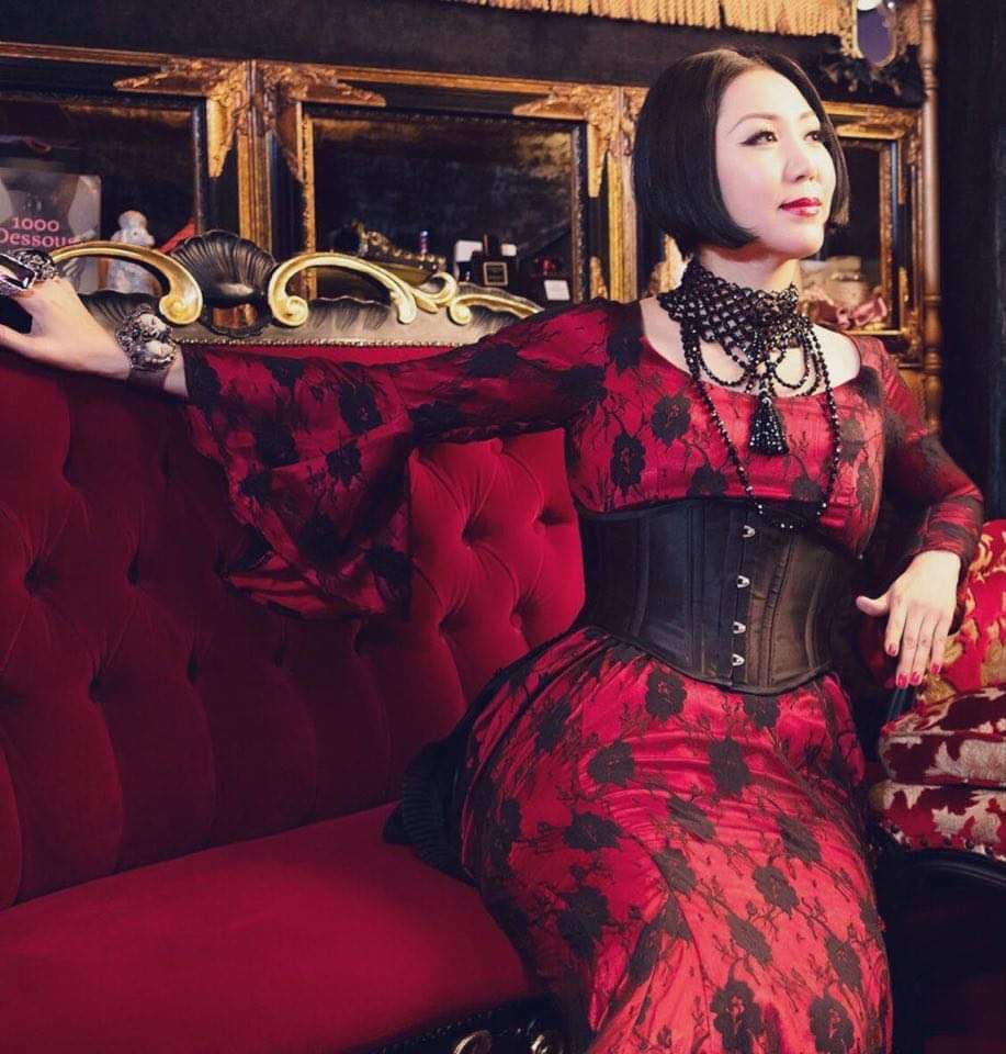 ○緑川ミラノ／コルセットデザイナー／スタイリスト／美と退廃の