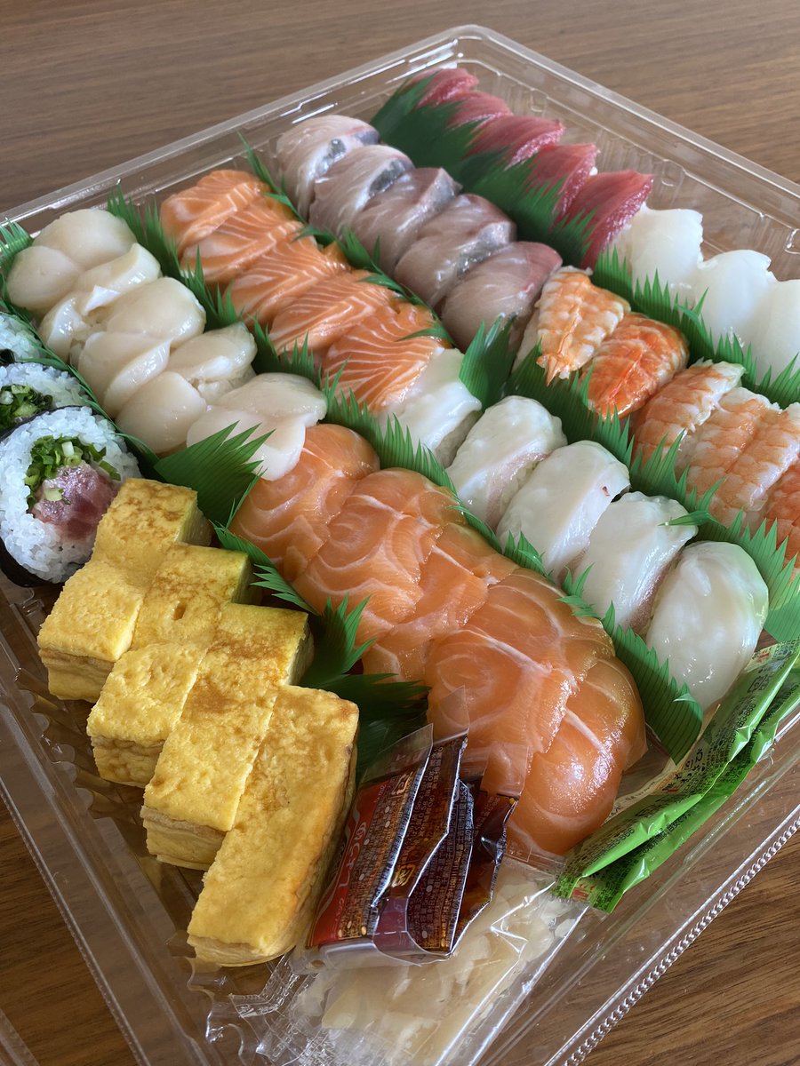 お昼ごはん✨✨ コストコのお寿司です🍣🍣🍣 48貫で3380円👍 頂きま〜す😋💕💕