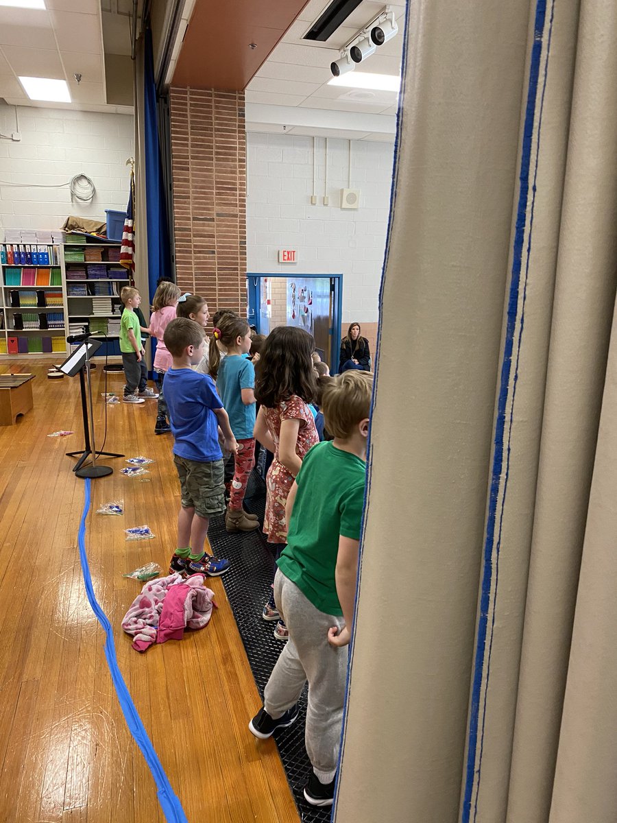 MrsDill2's tweet photo. Great job by @H2artroom and Mrs. Raynor! The performance and art work were fabulous. #WFESProud #FCPSVPA https://t.co/37vIQx3FmQ
