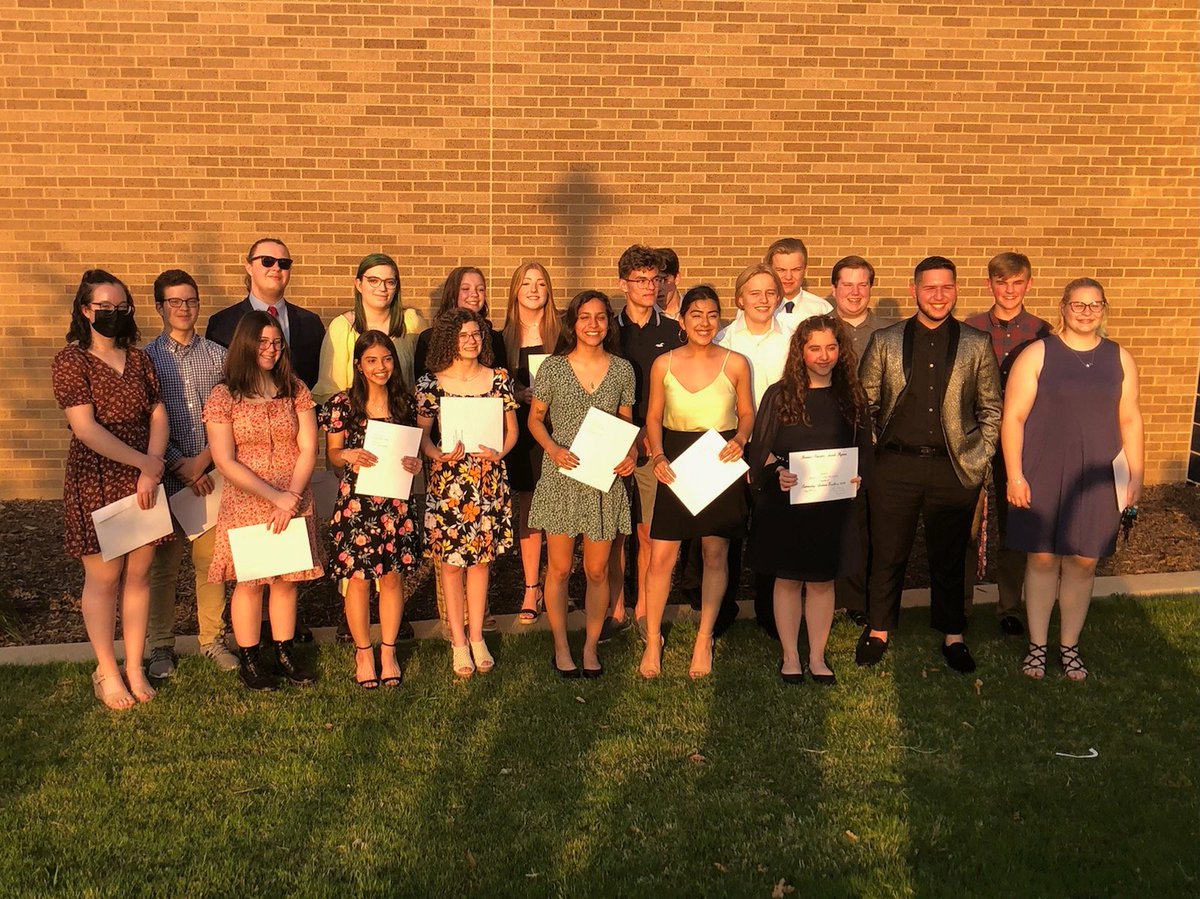 BoswellBandGold's tweet photo. We're so proud of our Band students who earned Pioneer Excellence Awards &amp; Senior Awards tonight! #StudentsLead https://t.co/zjgVH45ktj
