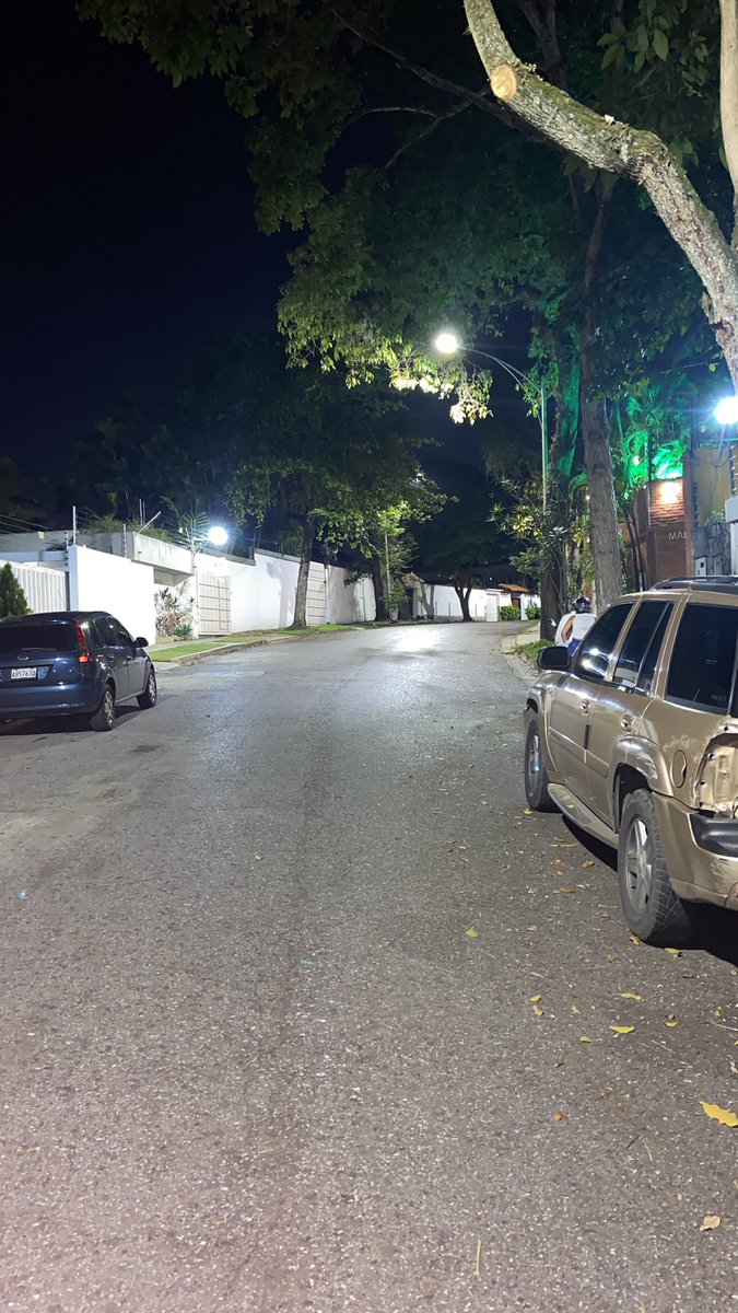 JotaContrerasYA's tweet photo. Las gestiones de las alcaldías de #Caracas #Chacao #Baruta. La primera foto de la izquierda corresponde a una calle en Chacao (La Floresta) la segunda de la derecha a una calle en Baruta (El Peñon). Y la delincuencia se aprovecha de la oscuridad para hacer sus fechorías https://t.co/dwzD43vFlu