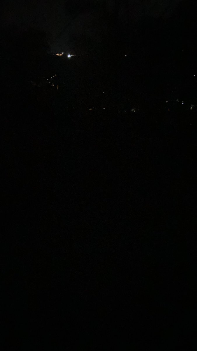 JotaContrerasYA's tweet photo. Las gestiones de las alcaldías de #Caracas #Chacao #Baruta. La primera foto de la izquierda corresponde a una calle en Chacao (La Floresta) la segunda de la derecha a una calle en Baruta (El Peñon). Y la delincuencia se aprovecha de la oscuridad para hacer sus fechorías https://t.co/dwzD43vFlu