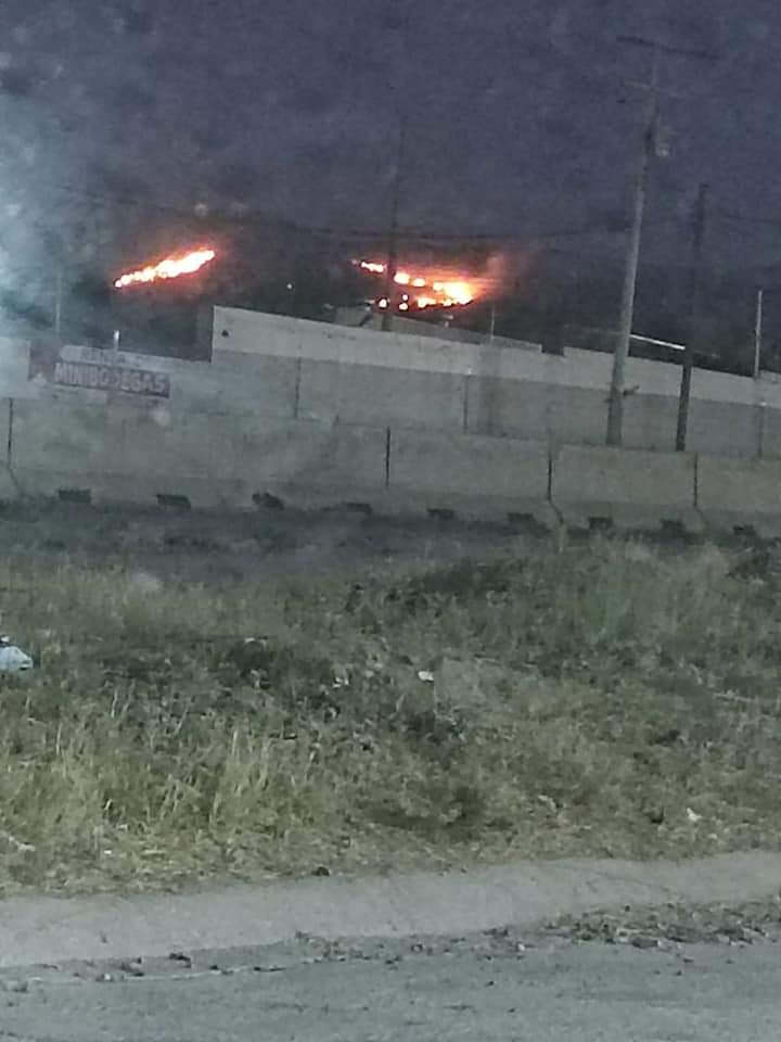 Universodelroc2's tweet photo. Reportan incendio en la #SierraDeSanMiguelito, muy cerca de los fraccionamientos donde fuera el Ejido el Aguaje.

#SierraDeSanMiguelito

@julioastillero @NarroJose @patinegrete @Liz_BethML @SeraLeyMariana @MariaElenaMataG @AngelicaEnciso @julioastillero @NarroJose @adanmexic https://t.co/GuUyHNgwm3