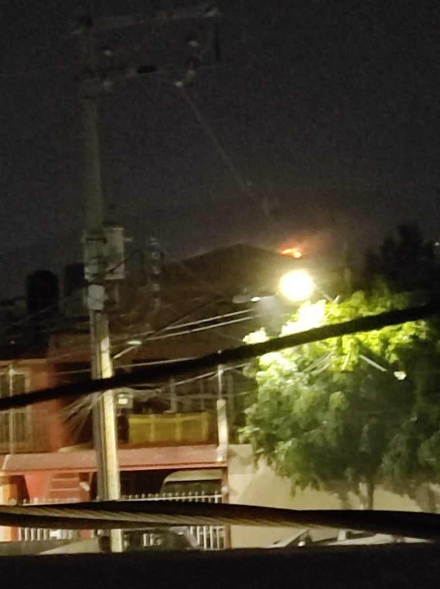 Universodelroc2's tweet photo. Reportan incendio en la #SierraDeSanMiguelito, muy cerca de los fraccionamientos donde fuera el Ejido el Aguaje.

#SierraDeSanMiguelito

@julioastillero @NarroJose @patinegrete @Liz_BethML @SeraLeyMariana @MariaElenaMataG @AngelicaEnciso @julioastillero @NarroJose @adanmexic https://t.co/GuUyHNgwm3