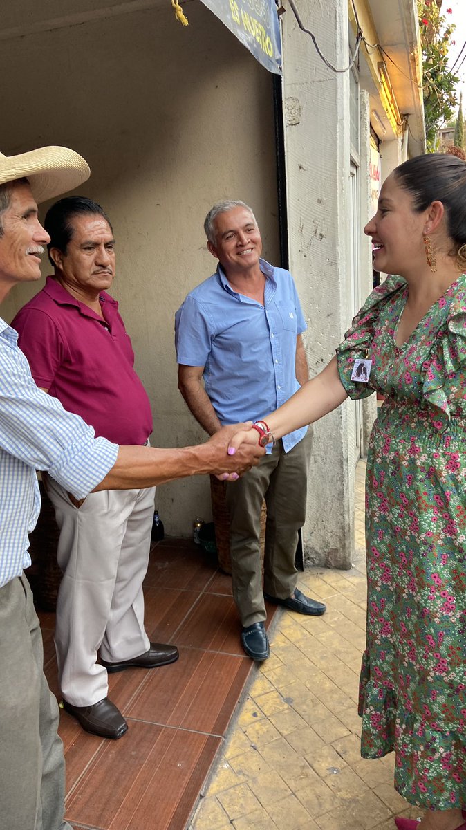 JazminJaimesAl1's tweet photo. Y en una tarde muy divertida #Festejamos el #DíaDeLasMadres en Otzoloapan acompañando a mi amiga Yureni Nuñez Garcia Presidenta Municipal y Cabildo. Agradezco a todas y todos su enorme hospitalidad. #QueSigaLaFiesta vamos por el #ChocolateConPan #SureñaDeCorazón💐 https://t.co/RgQ7Ajpwtc
