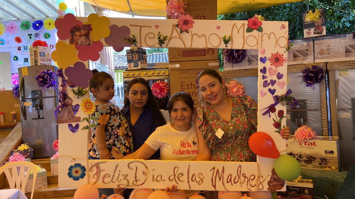 JazminJaimesAl1's tweet photo. Y en una tarde muy divertida #Festejamos el #DíaDeLasMadres en Otzoloapan acompañando a mi amiga Yureni Nuñez Garcia Presidenta Municipal y Cabildo. Agradezco a todas y todos su enorme hospitalidad. #QueSigaLaFiesta vamos por el #ChocolateConPan #SureñaDeCorazón💐 https://t.co/RgQ7Ajpwtc