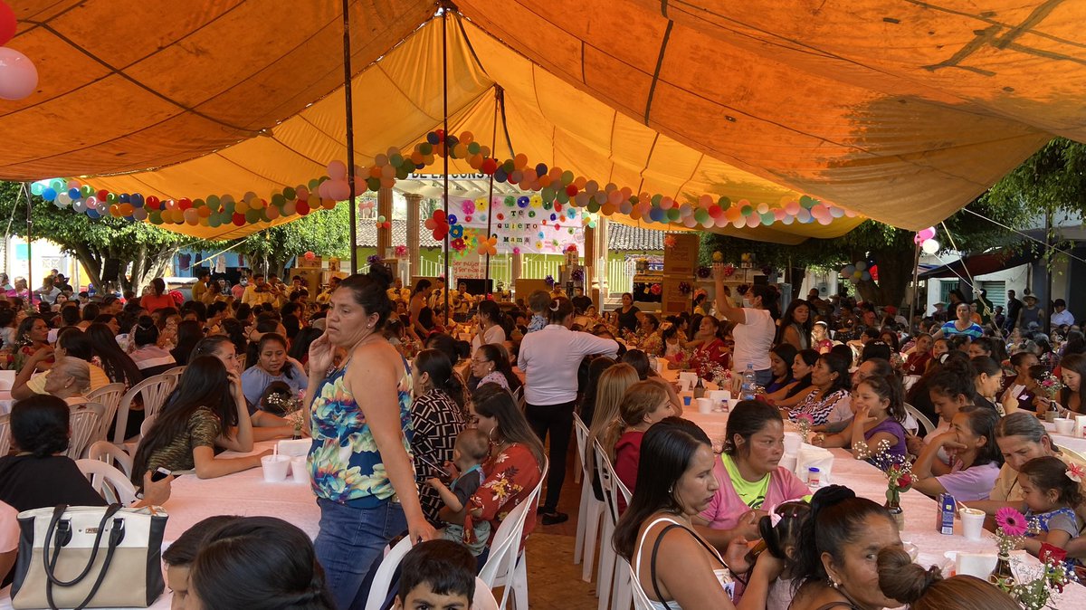 JazminJaimesAl1's tweet photo. Y en una tarde muy divertida #Festejamos el #DíaDeLasMadres en Otzoloapan acompañando a mi amiga Yureni Nuñez Garcia Presidenta Municipal y Cabildo. Agradezco a todas y todos su enorme hospitalidad. #QueSigaLaFiesta vamos por el #ChocolateConPan #SureñaDeCorazón💐 https://t.co/RgQ7Ajpwtc