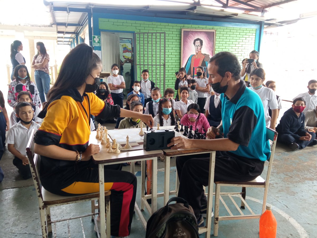 EB_SIMONBOLIVAR's tweet photo. Estudiantes de 6 to grado observaron muestras deportivas de la jornada de captación de talentos de la Escuela de Talentos Deportivo.
@MPPEDUCACION @RosangelaOrozco @_LaAvanzadora @Berzabethg1 @SPETachira @ZonaEducTachira @Crazet2011 @DorisJi32185292 https://t.co/IWl8OYjOCC