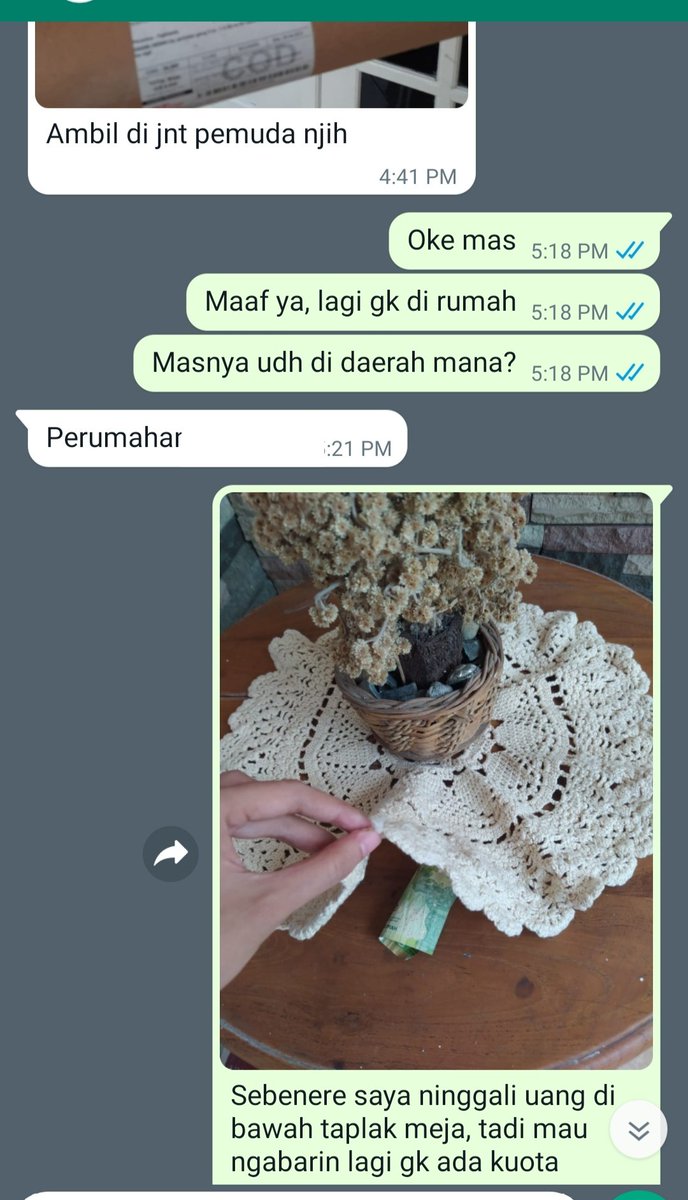 Parkingjaee's tweet photo. @sbtcon Mau cerita aja, mungkin bisa dicontoh. Waktu itu sekeluarga mau pergi, gaada orang di rmh. Kan udh kira" kurir bakal dtng, jd aku umpetin uang COD di meja depan, tololnya lupa kalo gaada kuota jd ga bisa bales tlpn WA masnya dan gk kepikiran kasih notes. Untung masnya blm jauh https://t.co/QtHBtaihE5