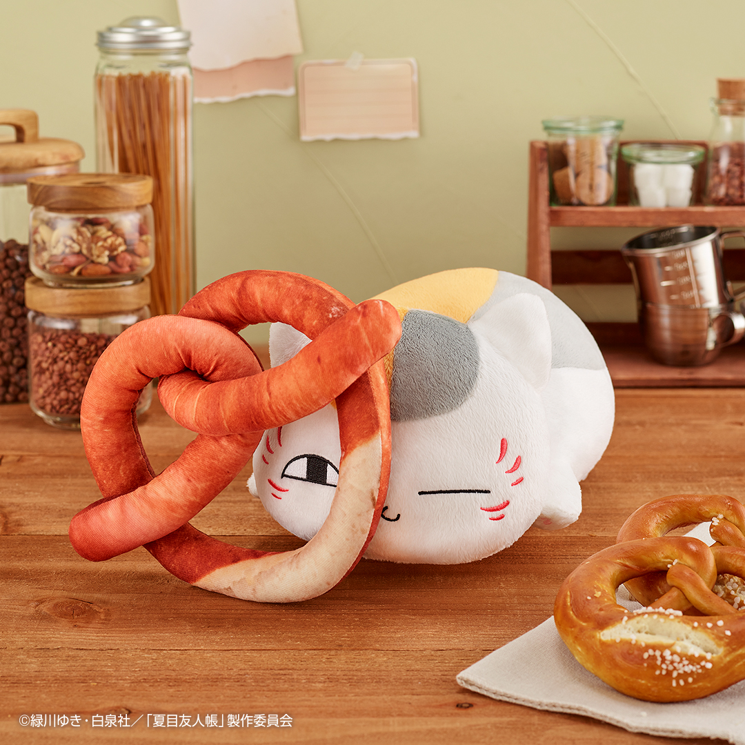 ichibanKUJI's tweet photo. 🍞B賞 ニャンコ先生とプレッツェルぬいぐるみ🥨

ニャンコ先生とプレッツェルのぬいぐるみです💕
ハート型の大きなプレッツェルに興味津々！？

『一番くじ 夏目友人帳～ニャンコ先生と焼きたてパン～』
5月28日(土)より順次発売予定

https://t.co/9jUeBrjfut https://t.co/3yJp3TeH3p