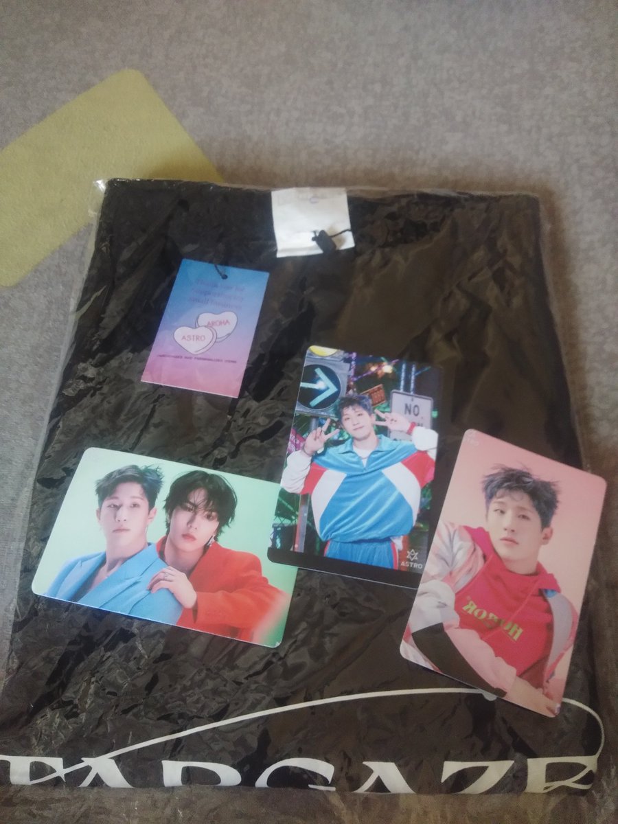 zhaymojica1's tweet photo. Recieved ko na ung stargazer t shirt ko and nagustuhan ko talaga sya. Kinilig ako sa freebies na JinJin PC. Super salamat @ArohaItems 🥰😊for being accomodating. Order na din kau guys 😊 https://t.co/uFgw2fyq0p