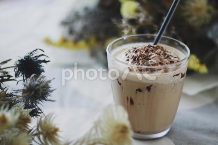 タイトル：チョコレートクリームオウペチーノ「おうちカフェ」
▼フリー素材ダウンロード
photo-ac.com/main/detail/34…

 #photoAC #フォトAC #ストックフォト #フリー素材 #ウチカフェ #うちカフェ #アイスカフェラテ #フラッペ  #ラテ #カフェ #カフェラテ #ドリンク  #シャーベット  #カフェオレ