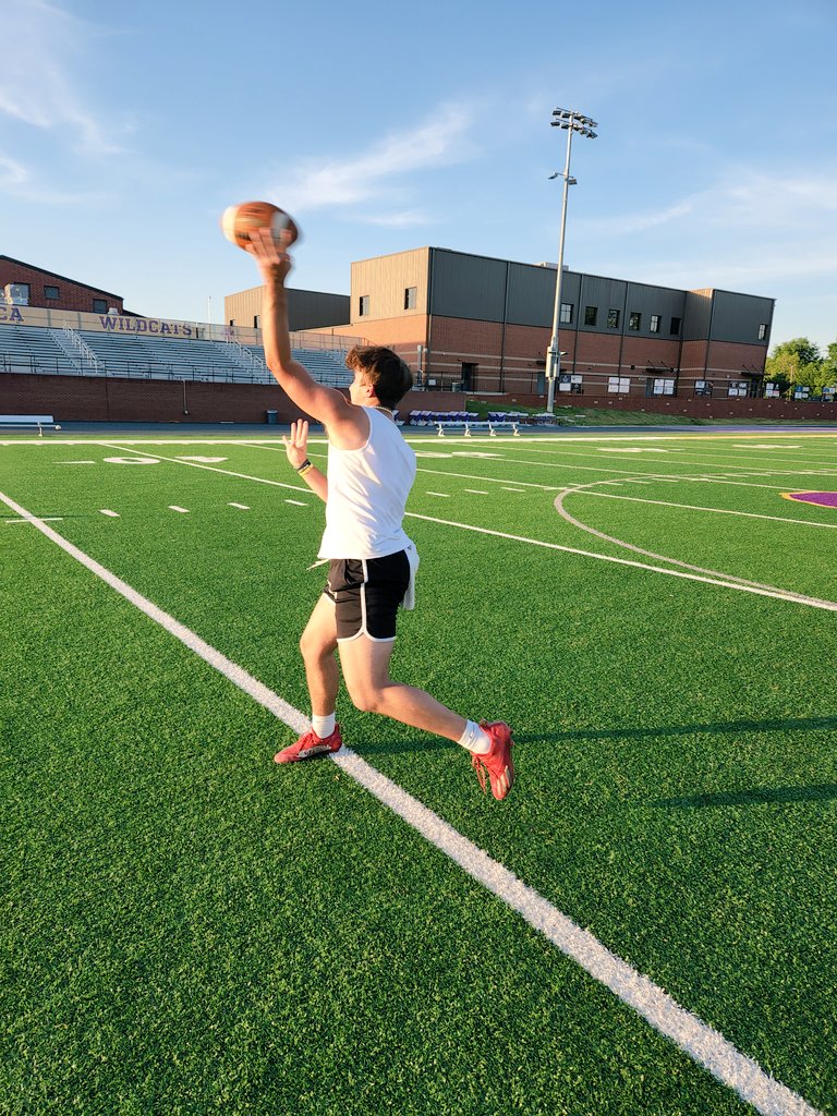 High_er_up's tweet photo. QB @HerreraJake7
putting in work as he is preparing for a big senior season.
#LeagueLevel #Recruit #GA #RisingSenior #QBCamp #QBAcademy #QBProspect #Football #Varsity #Passer #Workout #Showcase #Touchdown #Throw https://t.co/tlzrYUfl9I