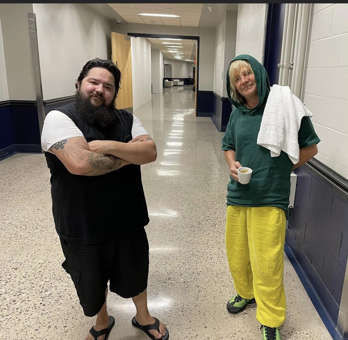 LoslonelyboysJ's tweet photo. あのリンゴ・スターの息子で現在The Whoのドラマーを務めているザック・スターキーと我らがLLBの三男リンゴ・ガルザ！リンゴの名前の由来は、もちろんThe Beatles! 🍎🍏
#loslonelyboys #thebeatles #ロスロンリーボーイズ #zachstarkey #RingoStarr #RingoGarza 
@loslonelyboys https://t.co/8qH7Mz21Lh
