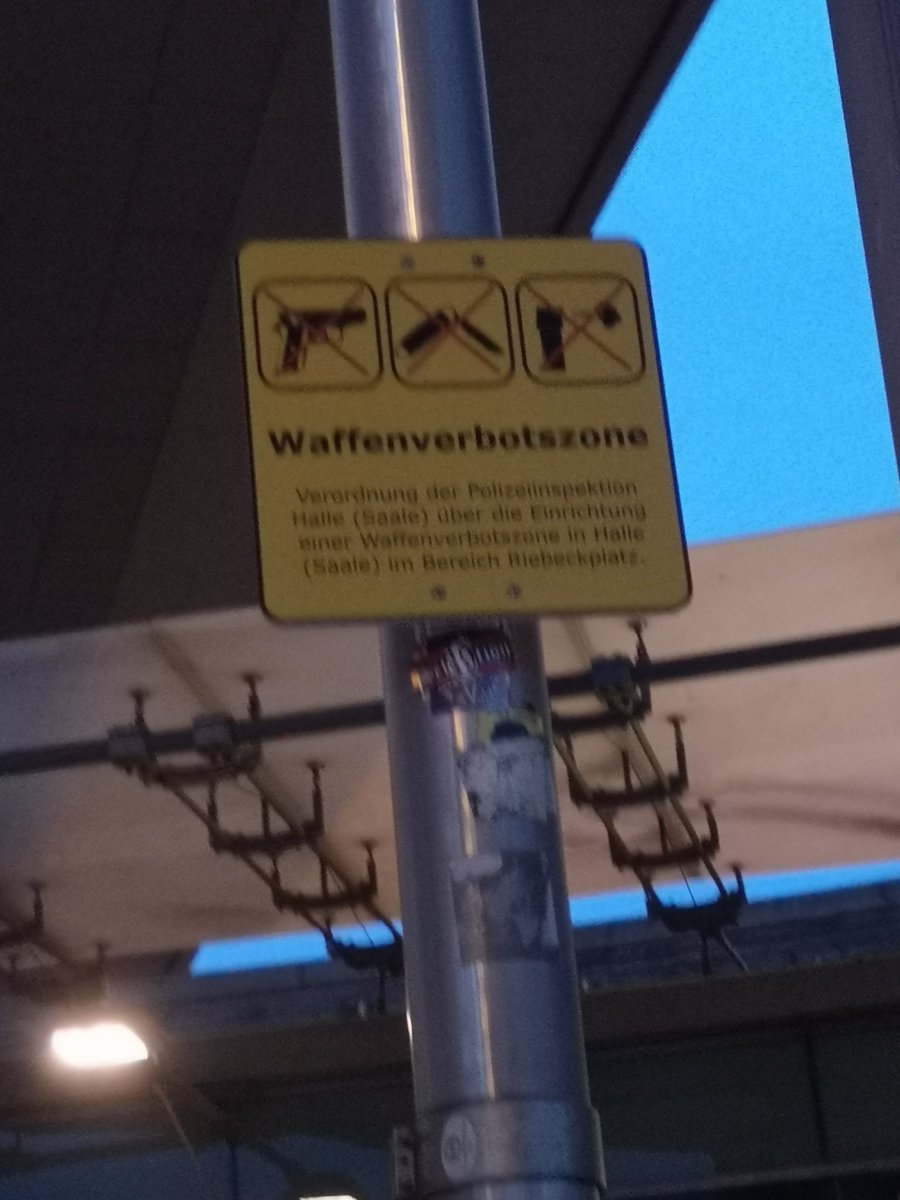 0rph3us's tweet photo. Ich habe ein Gerät zum zerteilen von Äpfeln (im Rucksack) und anderen Dingen mit... Ich hoffe ich werde nicht kontrolliert 😁 https://t.co/WsVOu4NN4S
