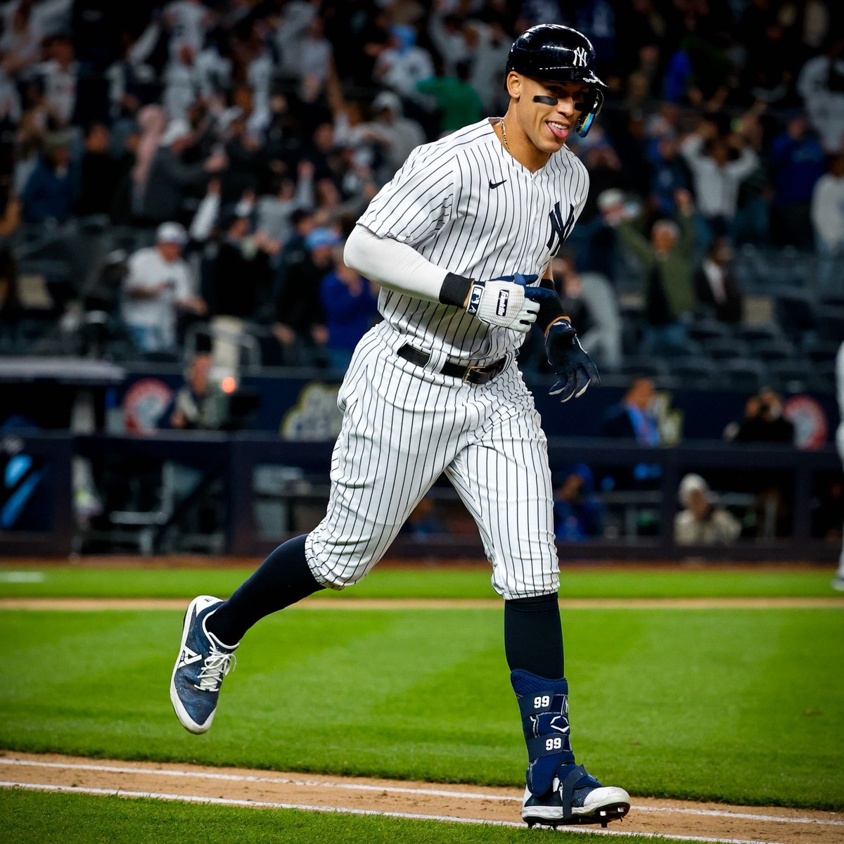 Yankees's tweet photo. RISE UP. https://t.co/ozPwe7fTUg