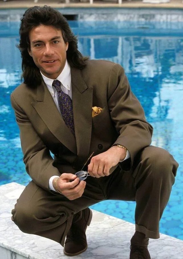 RustyCoiner's tweet image. SHOUTOUT TO THE IRL MULLET + SUIT COMBO. I MEAN, IT DOESN’T JUST LOOK GOOD ON A ROBOTO. 

HOW SPICY IS JVCD?? 🥵

#MULLETONATION