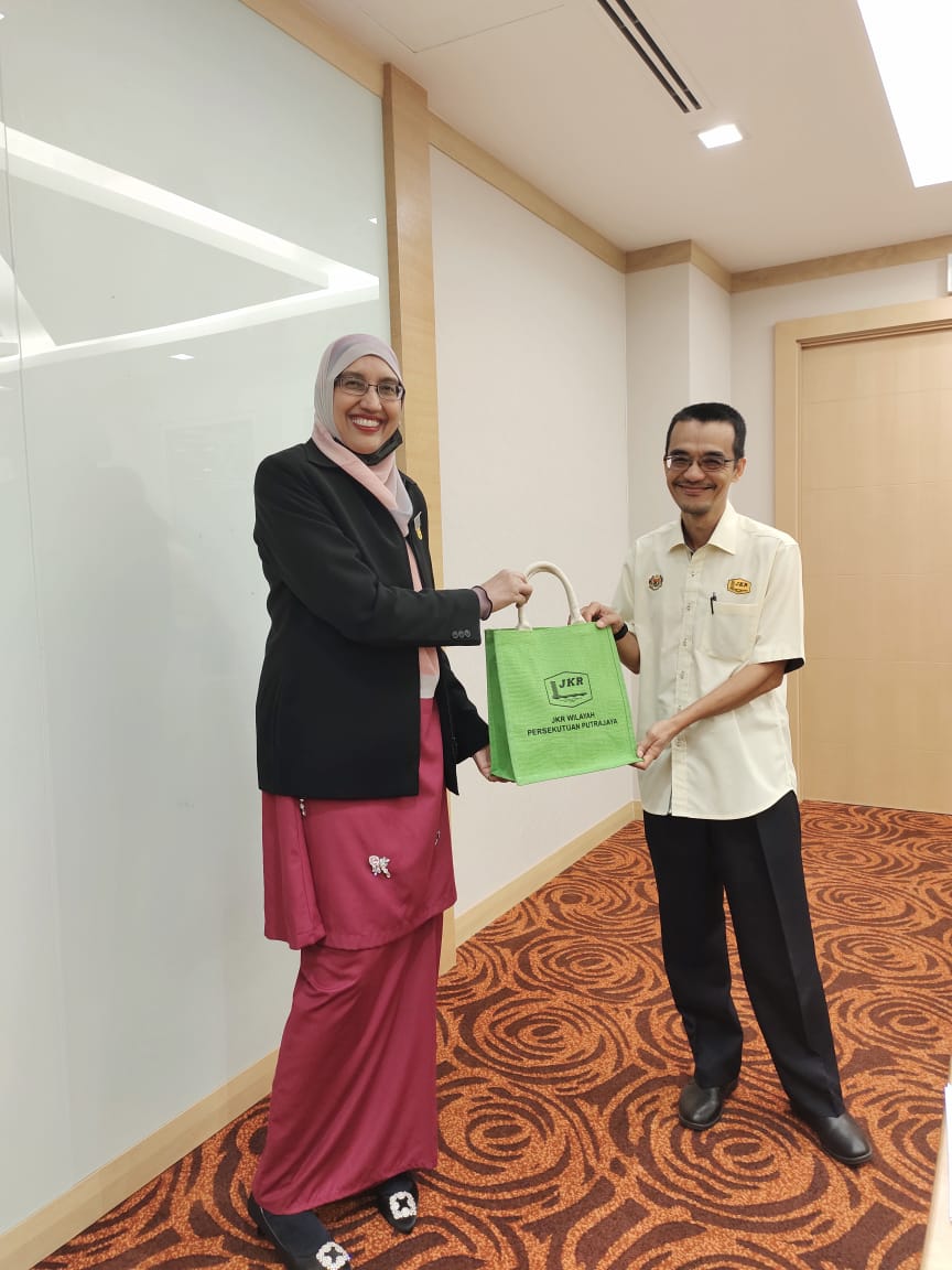 Penyerahan Projek kepada JKR WP Putrajaya selaku Pegawai Penguasa Bagi Projek Pembinaan Bilik Darjah Tambahan Dan Padang Sekolah Kebangsaan Putrajaya Presint 18(2).<a href="/anita_shafie/">Anita Mohamed Shafie</a> <a href="/CKP_JKR/">Cawangan Kerja Pendidikan (CKP), IPJKR MALAYSIA</a> <a href="/FaizulJkr/">Faizul</a>