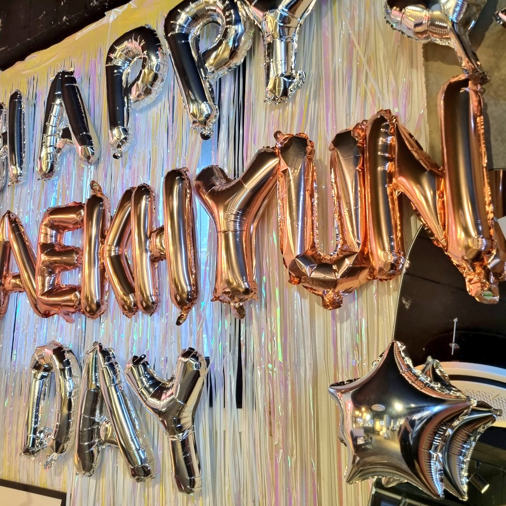 Kyoongomi's tweet photo. 2022.05.10 카페 고마워늘
🤍뒤늦은 백현이의 31번째 생일🤍
6시 이후에 가서 정리 중이었지만 ㅠㅠ
그래도 캔디백현이랑 사진도 찍고 🤍
예쁜 백현이 포스터도 챙겨서 후회는 없다!
특전도 넘나 예쁨 ㅠㅠ
백현이의 생일을 너무너무 축하해 ❤️❤️
#SpringinMay_06
#딱_보고싶은_시간_큥일 https://t.co/6VI6NXvyPB