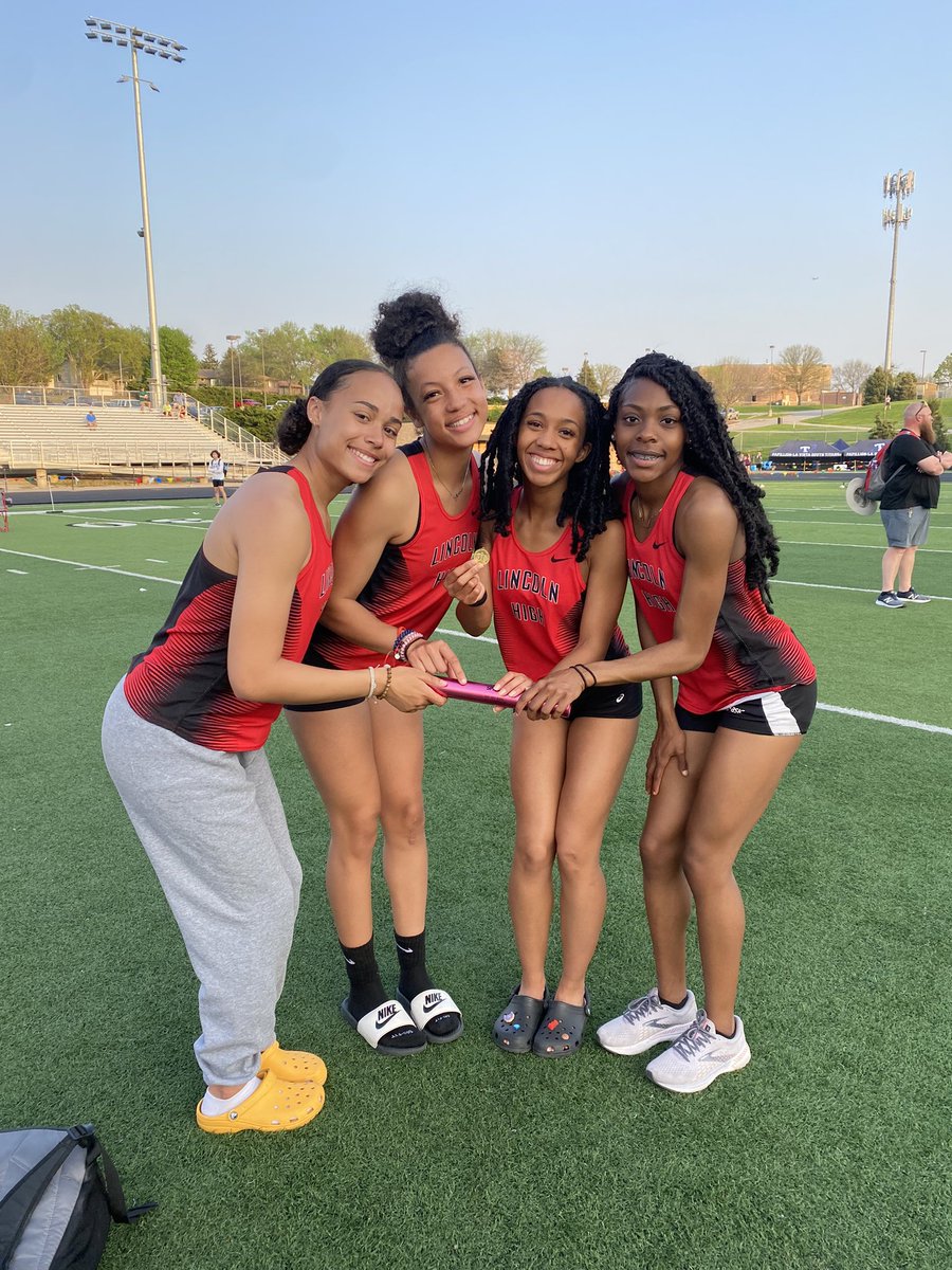 zainabfunnah's tweet photo. Qualified for state in 200m (25.97) and 4x100. (47.93) #nebraska #netrack https://t.co/o335vzF9Xz
