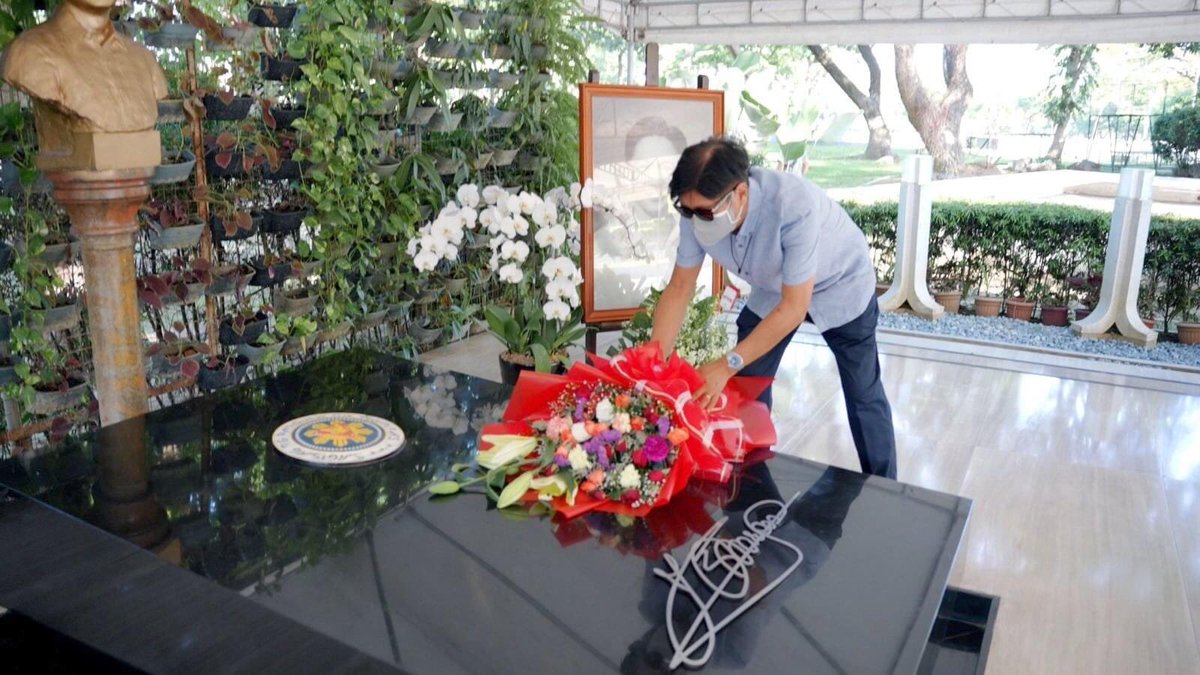 gmanews's tweet photo. Presidential candidate Bongbong Marcos visited the grave of his father, late President Ferdinand Marcos Sr., at the Libingan ng mga Bayani. | via @annafelicia_

Photos: BBM Media Bureau https://t.co/4cYePzDxXt
