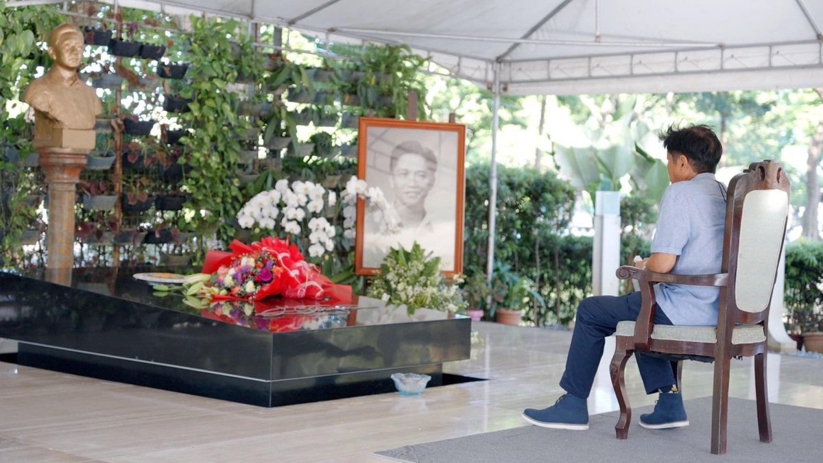 gelotintin's tweet photo. LOOK: Presidential frontrunner Ferdinand Marcos Jr. shares photos of his visit to his father and the late dictator Ferdinand Marcos at the Libingan ng mga Bayani on Wednesday. 

📷: Bongbong Marcos | @INQVolunteers #INQVolunteer #VotePH https://t.co/AP7GnevZUi