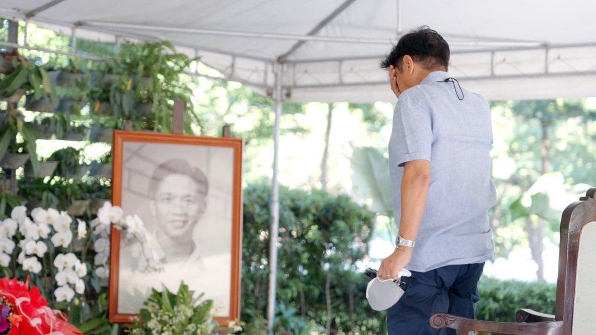 gelotintin's tweet photo. LOOK: Presidential frontrunner Ferdinand Marcos Jr. shares photos of his visit to his father and the late dictator Ferdinand Marcos at the Libingan ng mga Bayani on Wednesday. 

📷: Bongbong Marcos | @INQVolunteers #INQVolunteer #VotePH https://t.co/AP7GnevZUi