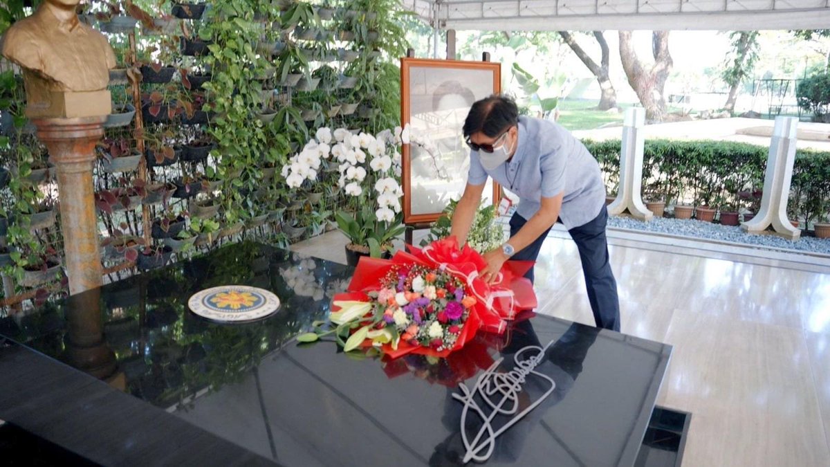 gelotintin's tweet photo. LOOK: Presidential frontrunner Ferdinand Marcos Jr. shares photos of his visit to his father and the late dictator Ferdinand Marcos at the Libingan ng mga Bayani on Wednesday. 

📷: Bongbong Marcos | @INQVolunteers #INQVolunteer #VotePH https://t.co/AP7GnevZUi