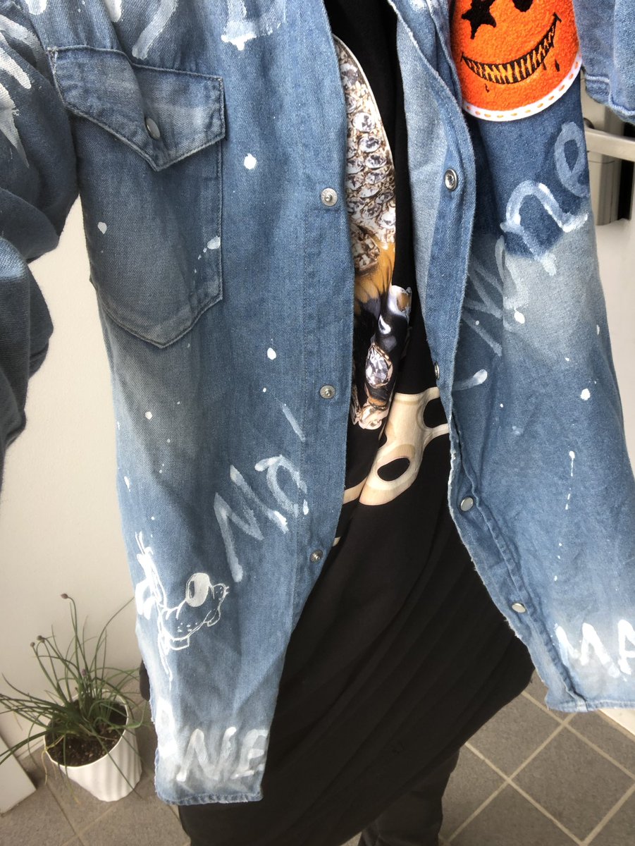 kikyoangel's tweet photo. 今日は古着で買ったonemadeのペイントデニムシャツとvivienne westwoodのロング丈Tシャツ。　
ボトムスはめっちゃ履きやすいメンヒム細身のラバーコーティングスウェットパンツ。スウェット好き。
#onemade
#maxsix
#viviennewestwood 
#memhim
#ワンメイド
#ヴィヴィアンウエストウッド 
#メンヒム https://t.co/6p1sKYm8Zb