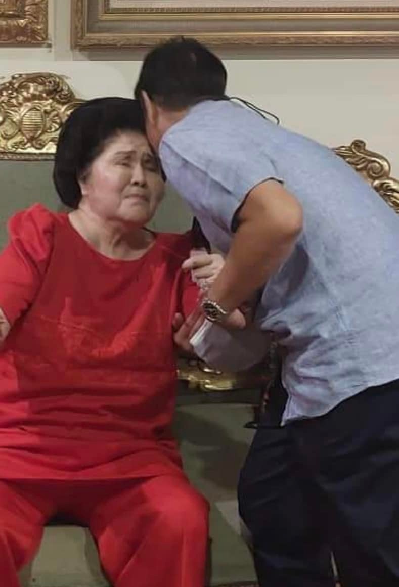 smninews's tweet photo. Anila, 'Behind every great man there's a great woman.' 

Naniniwala naman ang mga tagasuporta ni presidential frontrunner @bongbongmarcos na ang kanyang tagumpay ay dahil sa mga pagtuturo at pag-aalaga sa kanya ng inang si former First Lady Imelda Marcos.

📸 Mike Acebedo Lopez https://t.co/Qly8LJB2XZ