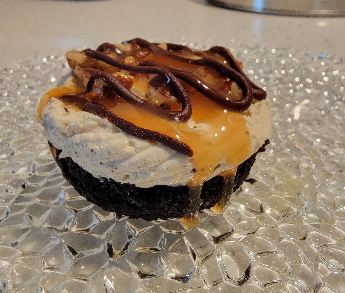 karentyrrell88's tweet photo. I made these little mini gems for a banquet tomorrow ... let's hope they make it til tomorrow 😂😋 #turtlecheesecake #delicious https://t.co/OBe2H9WaWf