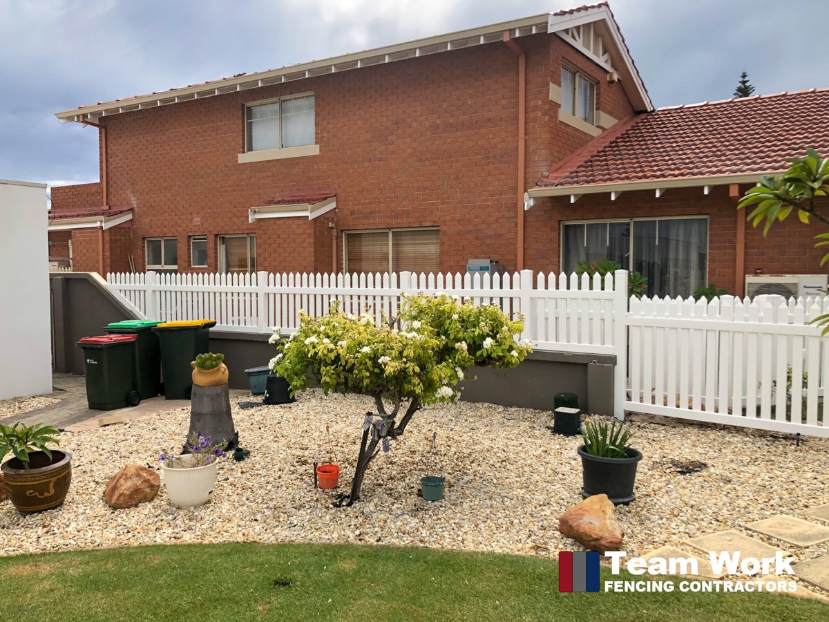 TeamWorkFencing's tweet image. Give your home the perfect finishing touch with New English Flat PVC Fence. Made from durable PVC, this picket fence is stylish and timeless. It's the perfect way to add privacy and security to your property while adding a classic touch to your home. #PVCfencing #PerthFences
