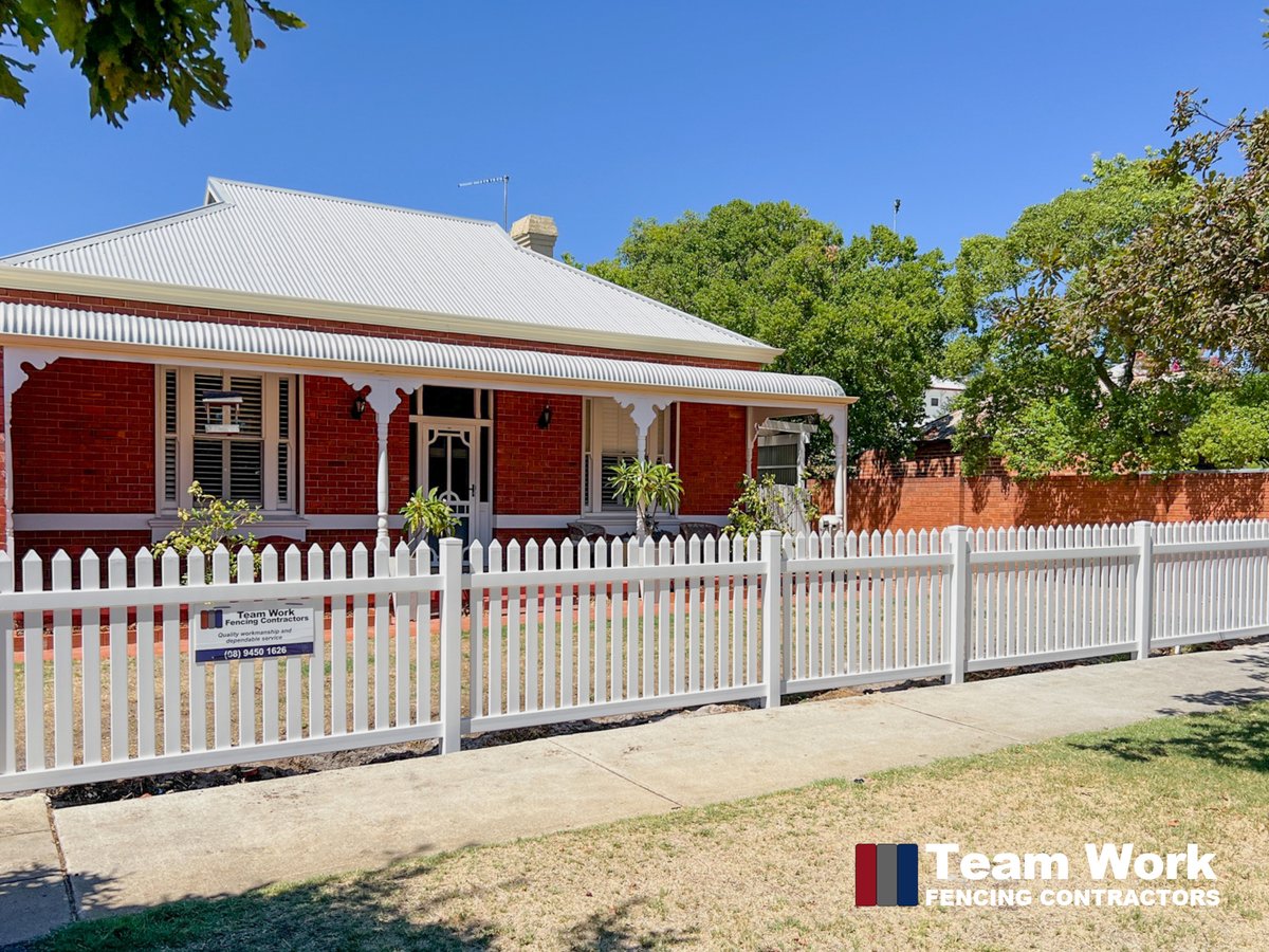 TeamWorkFencing's tweet image. Give your home the perfect finishing touch with New English Flat PVC Fence. Made from durable PVC, this picket fence is stylish and timeless. It's the perfect way to add privacy and security to your property while adding a classic touch to your home. #PVCfencing #PerthFences