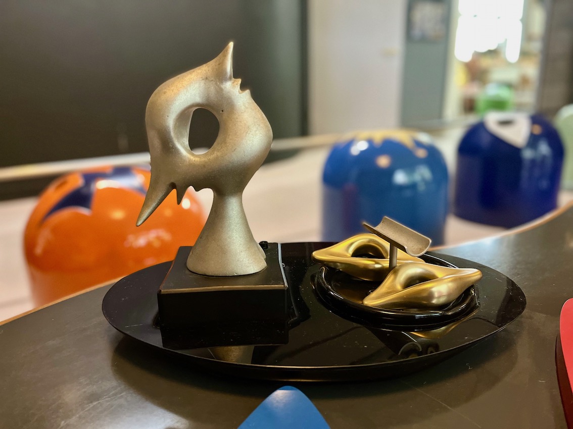 サロンは応接や打ち合わせに使われていた場所で、太郎さんの作品で