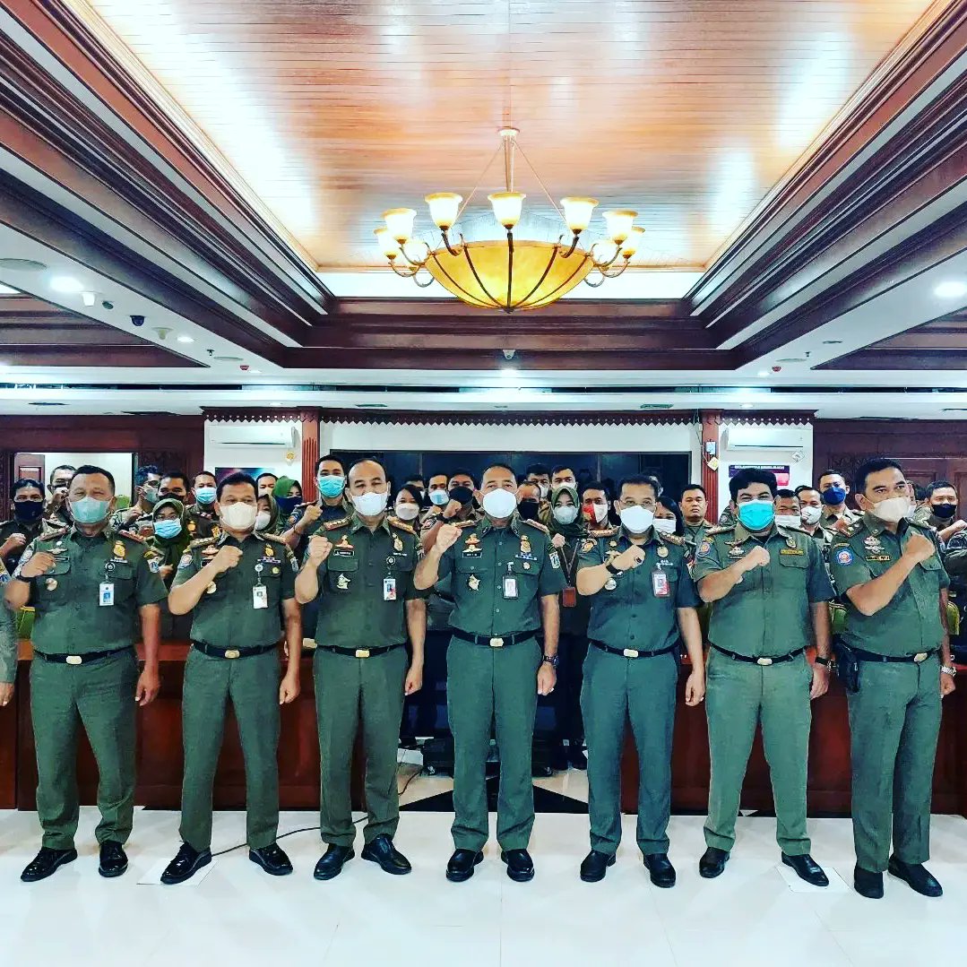 #Repost @satpolpp.dki with <a href="/let/">let</a>.repost 
• • • • • •
Kasatpol PP Provinsi DKI Jakarta, Arifin, (10/05/2022) melaksanakan kunjungan kerja sekaligus silaturahmi bersama jajaran Satpol PP Kota Administrasi Jakarta Selatan.
#dkiJakarta 
#satpoldkijakarta 
#pakaimasker 
#satpol