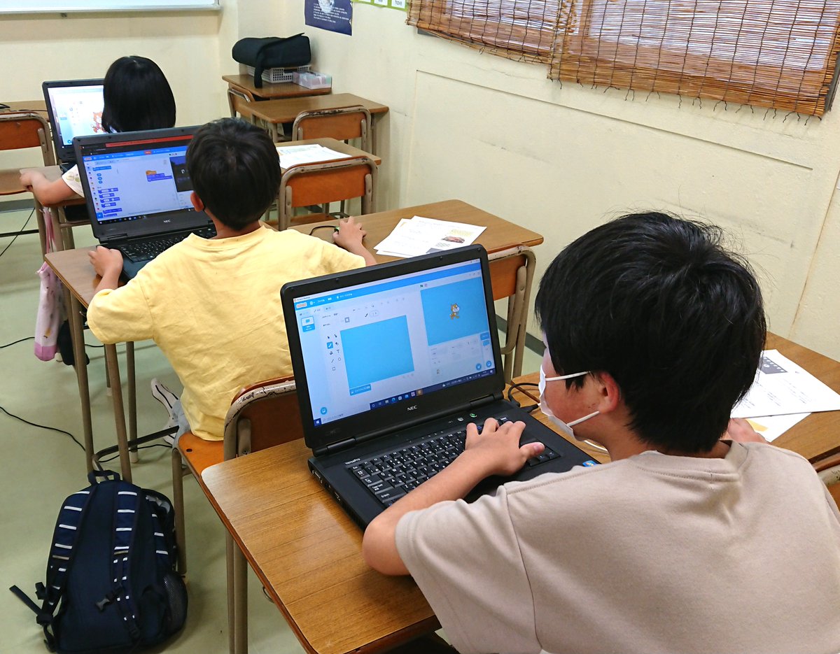 5月1回目の授業
今月で、2年目アドバンスコースが終わります。最後は自分のオリジナルの作品をつくります。今年はどんなふうに生徒たちが発表するのが楽しみです。
#プログラミング学習 
＃Proc_cco